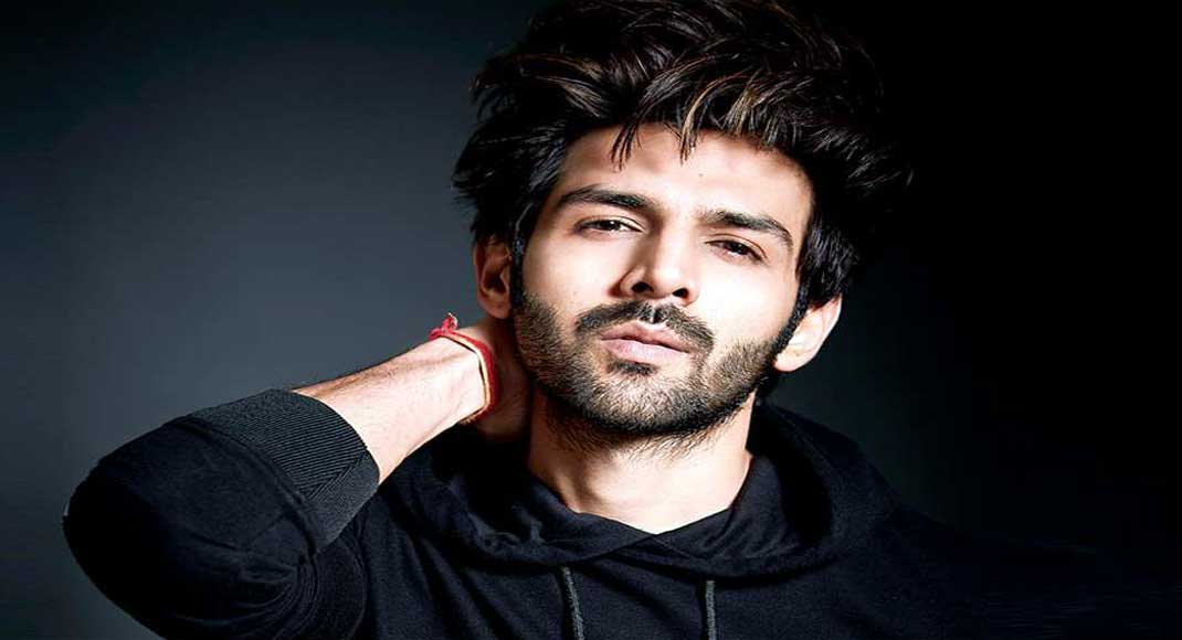 गणेश चतुर्थी पर 'लालबागचा राजा' के दर्शन करने पहुंचे बॉलीवुड एक्टर कार्तिक आर्यन