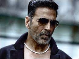 मशीनगन के साथ अक्षय कुमार ने हेलीकॉप्टर से लगाई छलांग