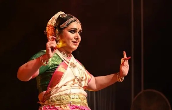 चक्रधर समारोह में अभिनेत्री मीनाक्षी शेषाद्रि का भरतनाट्यम शैली में पंचदेव आराधना