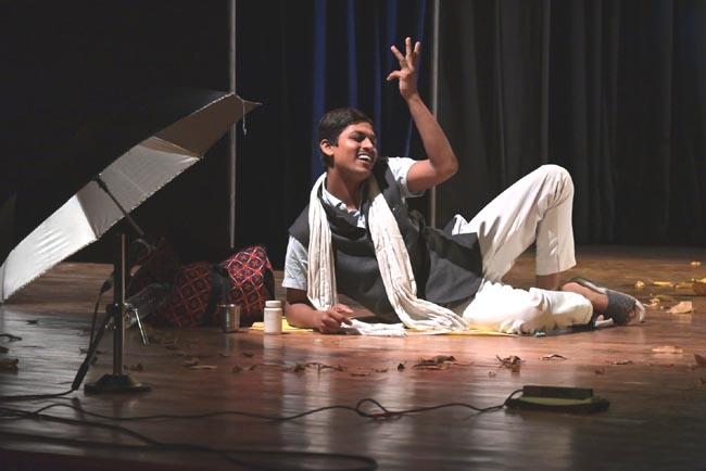’श्वान गान’ में दिखा आदमी का पिंजरा और समय का काटा रास्ता