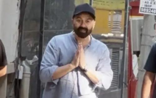  धर्मेंद्र की खराब तबीयत के बीच पैपराजी पर फूटा सनी देओल का गुस्सा