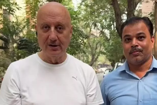 Anupam Kher ने ईमानदारी की मिसाल साझा की, गार्ड ने लौटाया क्रेडिट कार्ड  