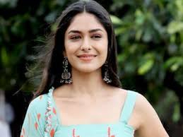 (इंटरव्यू)"लहजे से नहीं, लगन से बनती है पहचान" : मृणाल ठाकुर