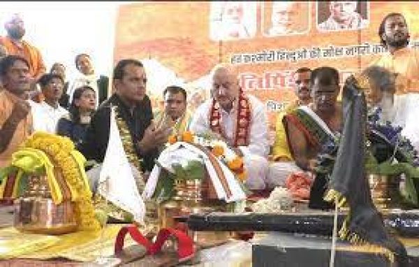 अभिनेता अनुपम खेर ने हनुमानगढ़ी में लगाई हाजिरी, रामलला का करेंगे दर्शन