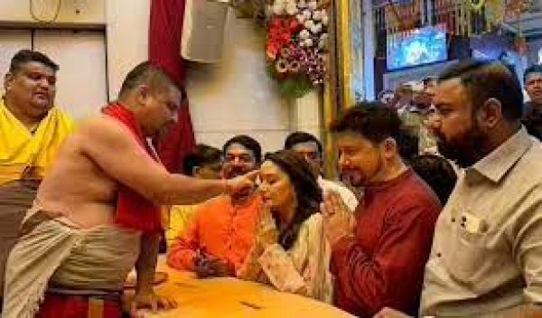 फिल्म 'पंचक' की रिलीज से पहले माधुरी दीक्षित ने किए सिद्धिविनायक के दर्शन