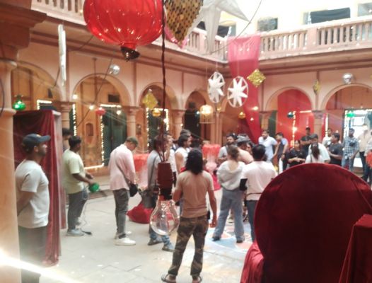 लखनऊ में वेब सीरीज की शूटिंग कर रहे ठाकरे परिवार के ऐश्वर्य 