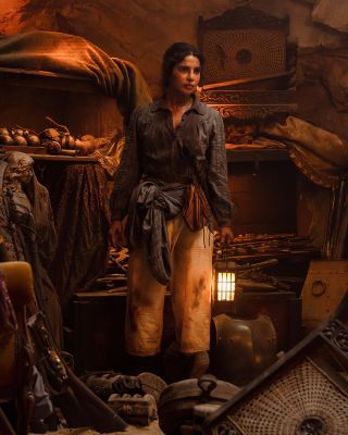 'द ब्लफ' के दमदार पोस्टर में दिखा प्रियंका चोपड़ा का दमदार अवतार