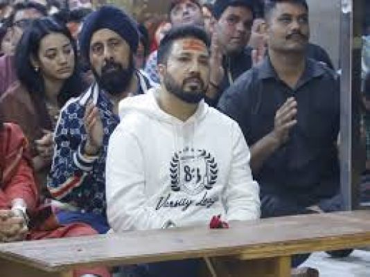 उज्जैन के विश्व प्रसिद्ध महाकाल मंदिर पहुंचे बॉलीवुड सिंगर मीका सिंह, भस्म आरती में हुए शामिल