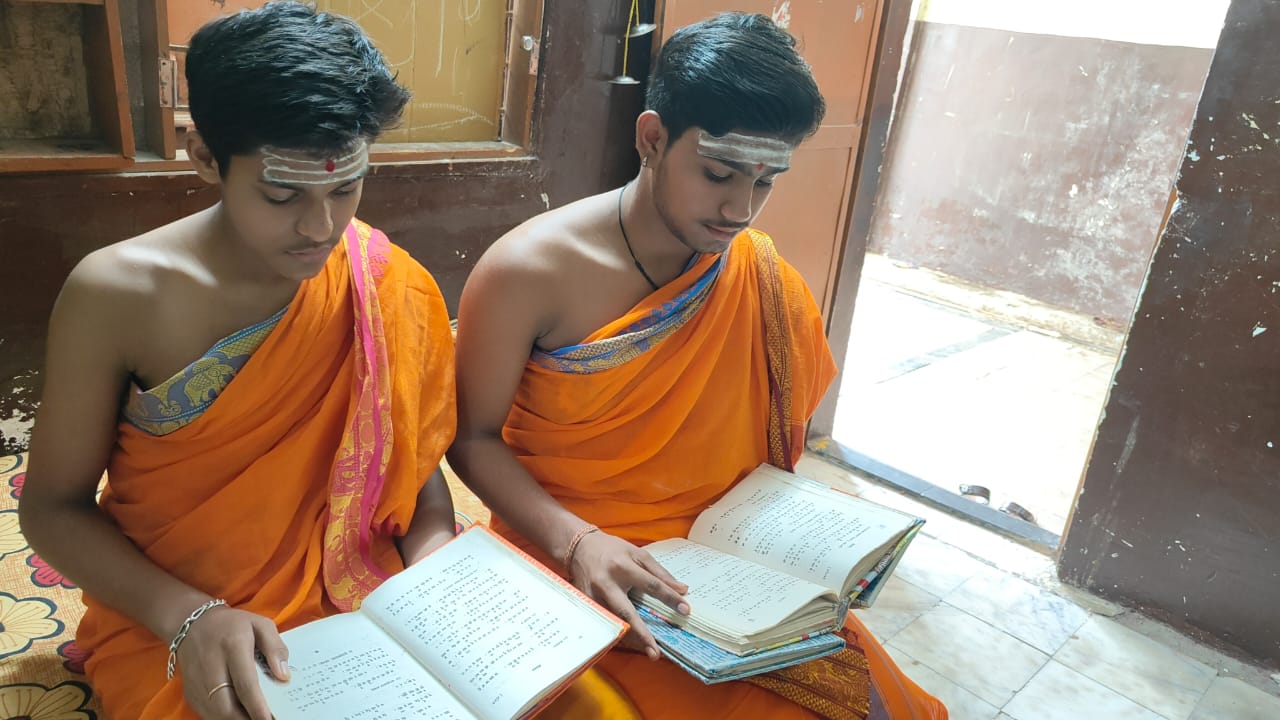 न मोबाइल न फिल्‍म, सिर्फ एक ही काम अपनी परंपराओं के संरक्षण के लिए वेदाध्‍ययन