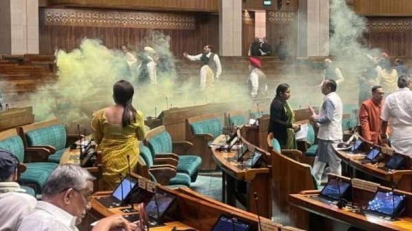 संसद में "धुँआ स्प्रे" आतंकी हमले से कम नहीं 
