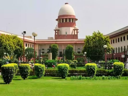 सुप्रीम कोर्ट में ड्रेस कोड चाहिए पर स्&zwj;कूल में !