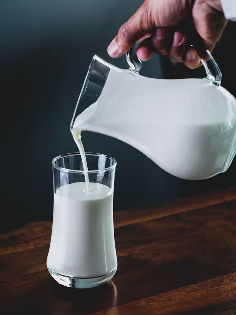 इन बीमारियों में दूध पीना हो सकता है हानिकारक