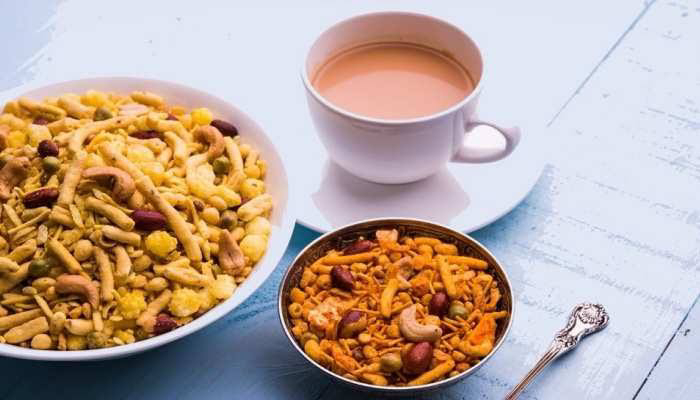 चाय के साथ खाते हैं नमकीन तो हो सकती हैं ये समस्याएं  
