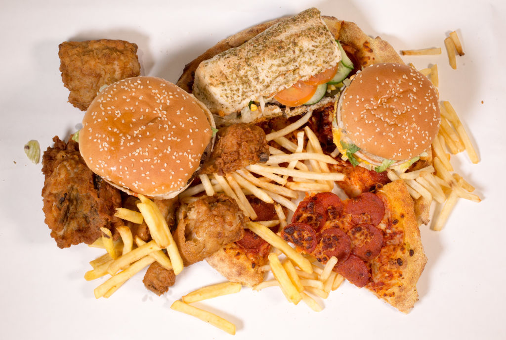 अध्ययन से पता चलता है कि उच्च वसा वाले आहार लिवर कैंसर को खतरनाक रूप से शुरुआती बढ़ावा देते हैं।