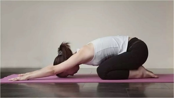 पेट दर्द से राहत पाने के लिए 4 योगा पोज़