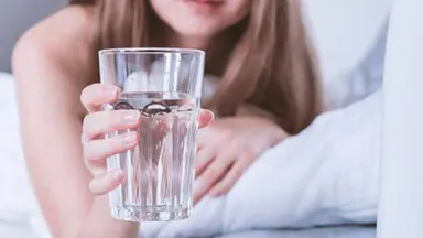 क्या आप सुबह बिना ब्रश किए पानी पीते हैं? अगर हाँ, तो आपको यह ज़रूर जानना चाहिए