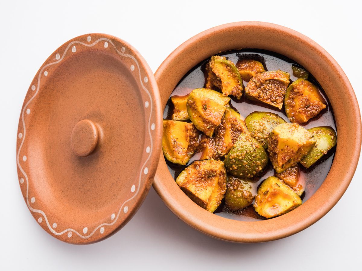 आम का अचार बनाते समय इन टिप्स को फॉलो करें ताकि यह लंबे समय तक स्टोर रहे और स्वाद बना रहे  