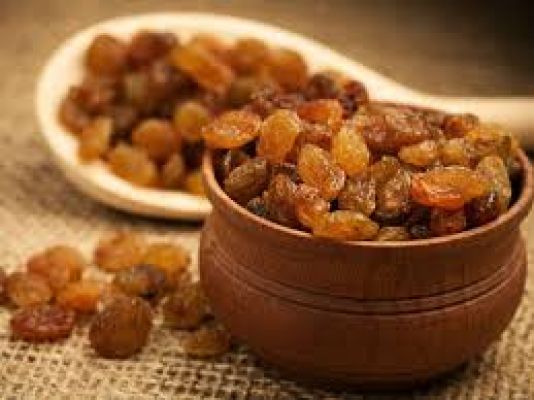 इन समस्याओं में कारगर है किशमिश का पानी