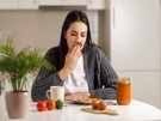 बारिश में क्यों बढ़ जाता है फूड पॉइजनिंग का खतरा? जानें कारण