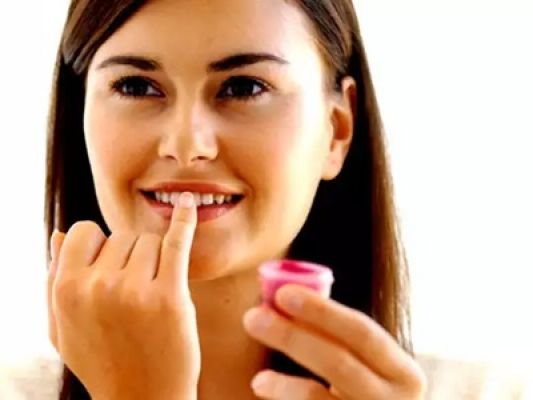 फटे होठों में तेल मालिश स्कून देगी