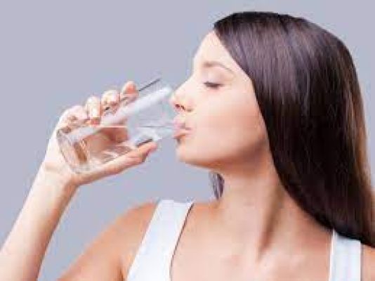 डायबिटीज मरीजों के लिए खास: इस तरीके से पिएं पानी और रखें शुगर लेवल नियंत्रित