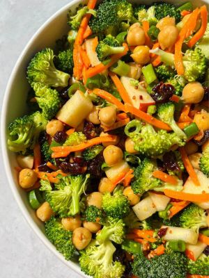 वजन कम करने के लिए अपनी डाइट में प्रोटीन और फाइबर से भरपूर सलाद को शामिल करें