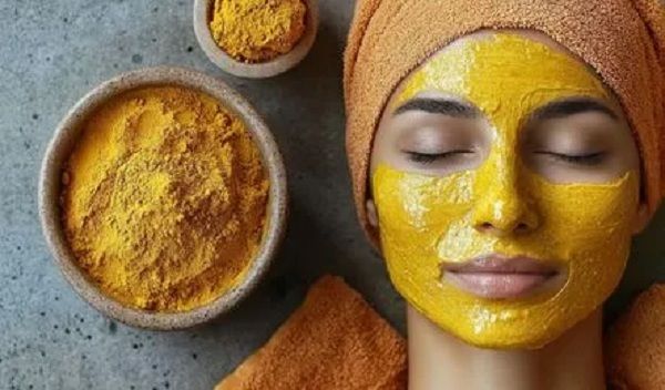 सर्दी में स्क्रिन के लिए 'हाइड्रा फेशियल' है हल्दी का लेप
