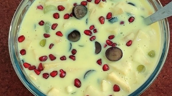 होली पर मेहमानों के लिए बनाएं फ्रूट कस्टर्ड  