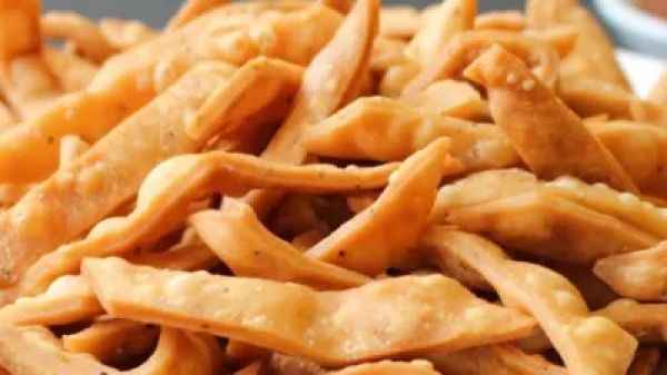 होली को बनाएं और भी स्पेशल, घर पर तैयार करें खस्ता और कुरकुरे नमक पारे  