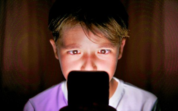 मोबाइल और गैजेट्स बढ़ा रहे आंखों की समस्या, एम्स की रिपोर्ट में खुलासा