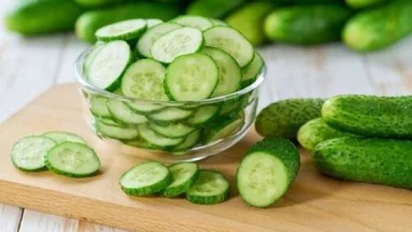 गर्मियों में खीरा है वरदान, गलत तरीके से खाया तो बढ़ सकती हैं पेट की समस्याएं  