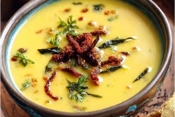 मूंग दाल कढ़ी का स्वाद बढ़ा सकता है आपके खाने का अनुभव