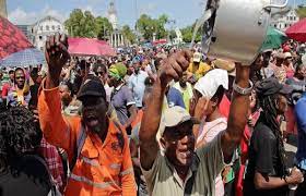 सूरीनाम में बढ़ती महंगाई का विरोध, सड़कों पर उतरे लोग, संसद पर भी हमला