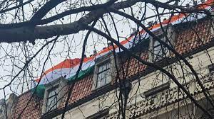 लंदन में खालिस्तानी समर्थकों के विरोध का जवाब, भारतीय उच्चायोग भवन पर लहराया विशाल तिरंगा