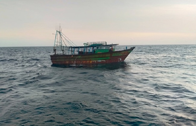 श्रीलंकाई नौ सेना ने पकड़े दस भारतीय मछुआरे, अवैध शिकार का आरोप