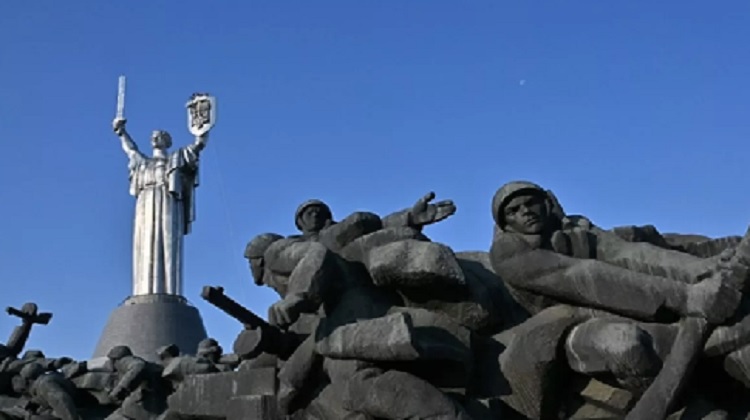 यूक्रेन ने मातृभूमि स्मारक की ढाल से हटाया सोवियत काल का चिह्न