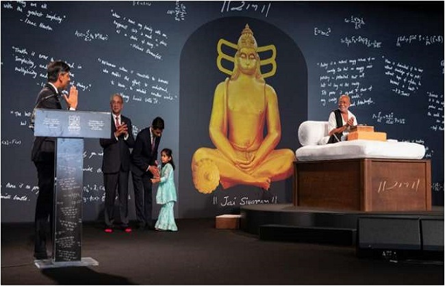 मोरारी बापू की रामकथा में ब्रिटिश प्रधानमंत्री ऋषि सुनक ने लगाए जय सियाराम के नारे