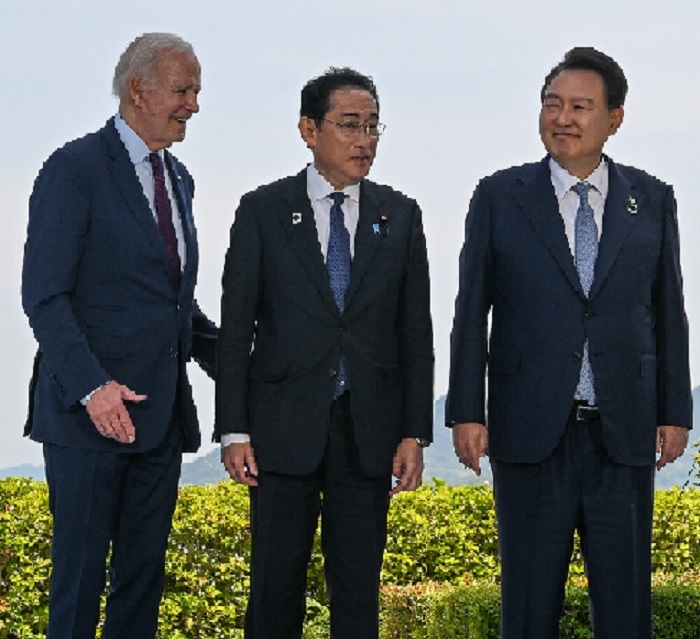 बाइडन की कैंप डेविड में किशिदा, येओल से आज मुलाकात