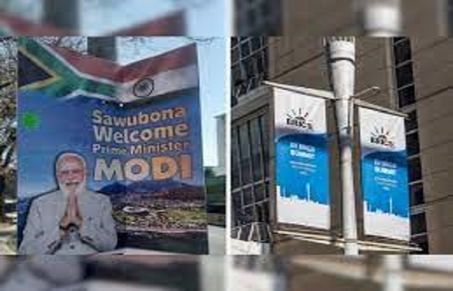 जोहान्सबर्ग में भारतीय प्रधानमंत्री नरेन्द्र मोदी के स्वागत में लगे पोस्टर, लोगों में जोरदार उत्साह