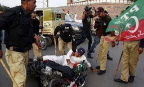 कराची में इमरान खान समर्थकों पर लाठीचार्ज, दर्जनों गिरफ्तार