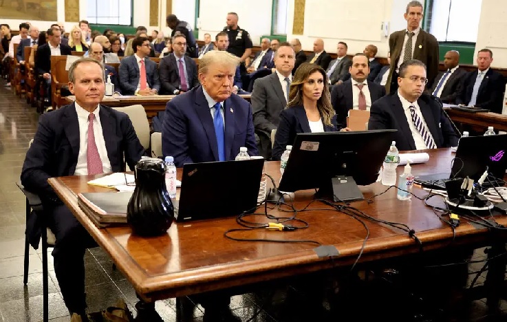 अमेरिका के पूर्व राष्ट्रपति ट्रंप भ्रष्टाचार के मुकदमे में पहली बार अदालत में पेश