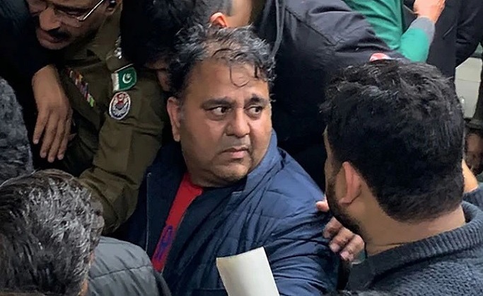 पाकिस्तान की जेल में बंद पूर्व मंत्री फवाद चौधरी को जमानत मिली