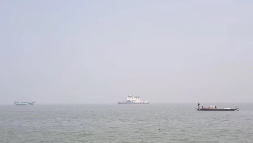  बांग्लादेश में घना कोहरा, छह नौकाएं फंसी रही पद्मा नदी में