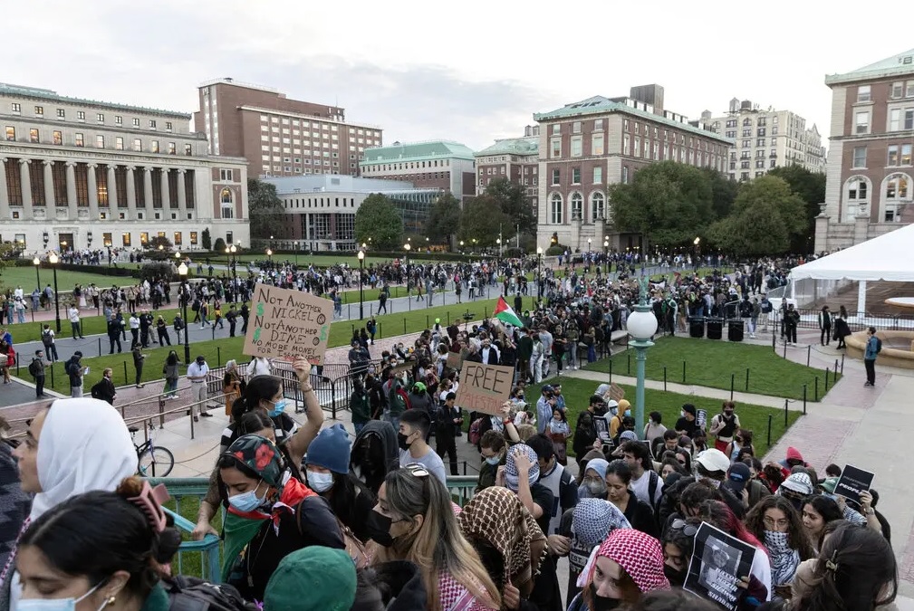 इजराइल-हमास युद्ध की लपटों से झुलसा कोलंबिया विश्वविद्यालय