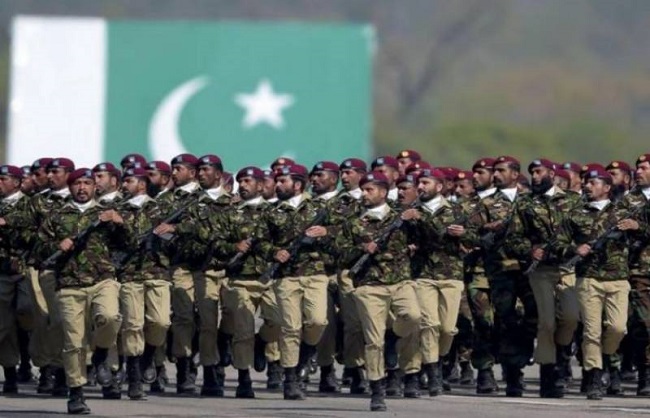 पाकिस्तान में आम चुनाव के लिए चुनाव आयोग जारी कर रहा डाक मतपत्र