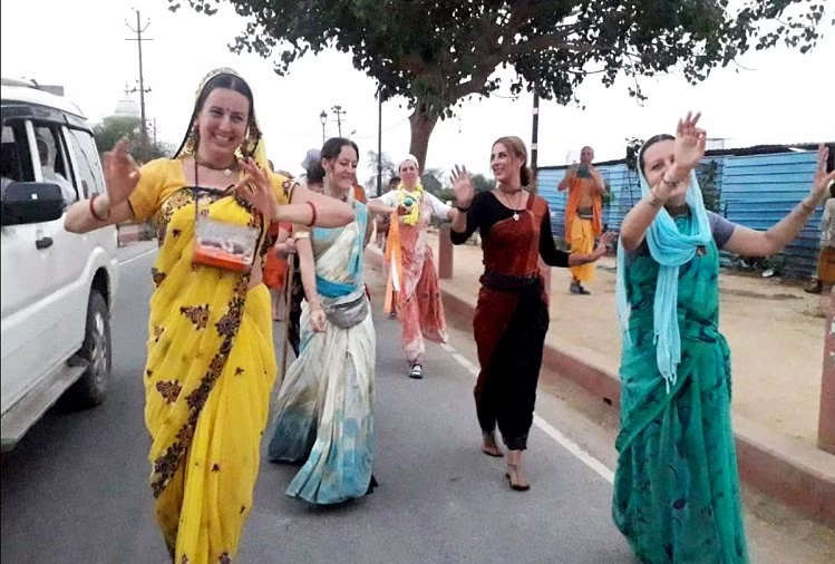 श्रीलंका: भारतीय उच्&zwj;चायुक्&zwj;त संतोष झा ने वास्&zwj;कादुवे श्री सुभूति महा विहाराया में प्रतीकात्&zwj;मक अशोक स्&zwj;तंभ की आधारशिला रखी