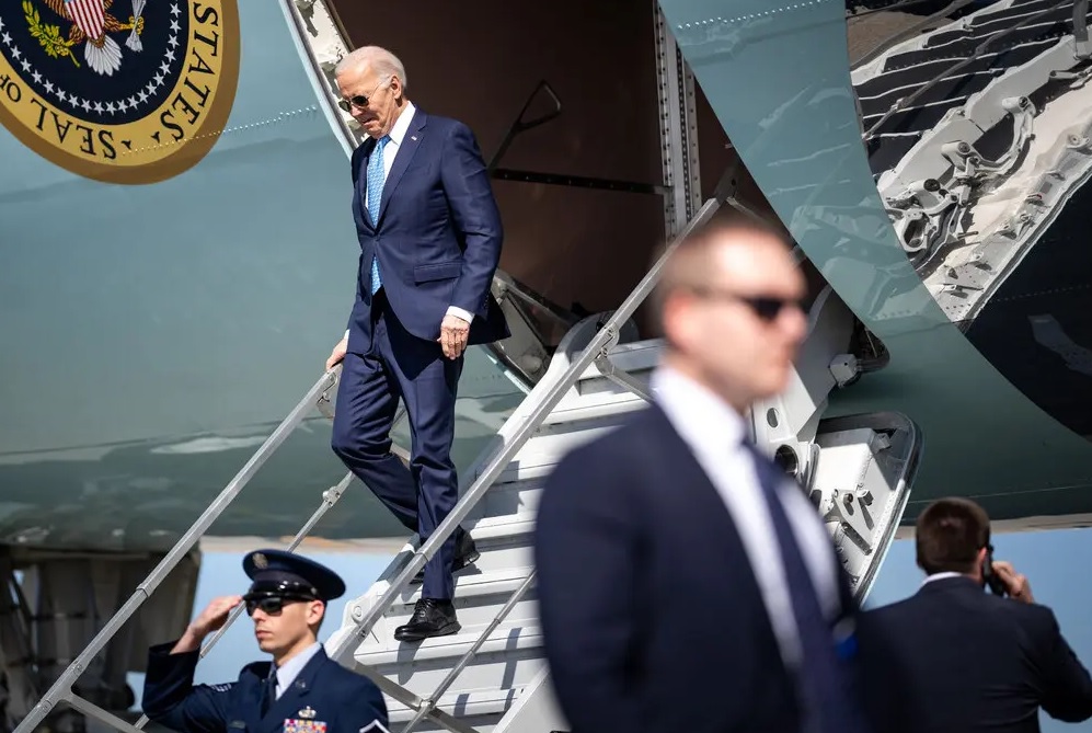 अमेरिका ने इराक और सीरिया में ईरान के 85 से ज्यादा ठिकानों पर बमवर्षक विमानों से हमला किया