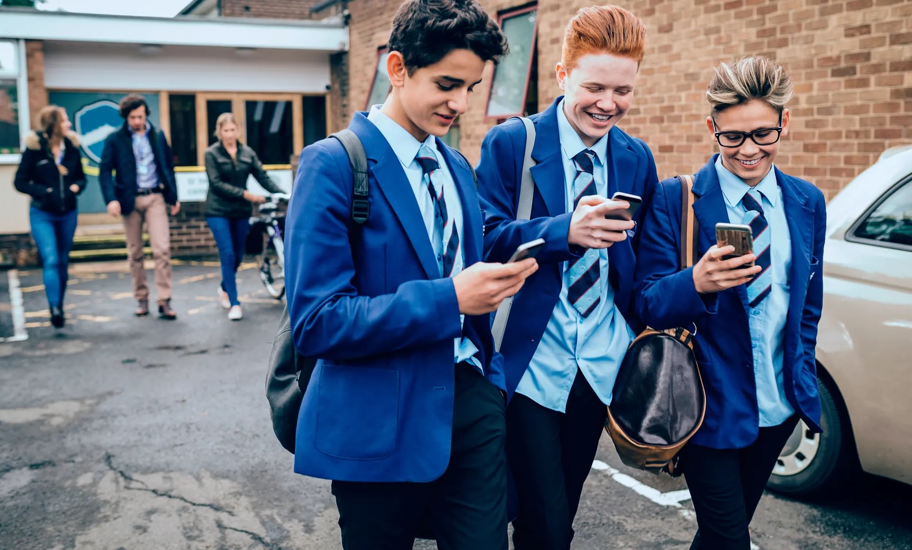 ब्रिटेन सरकार ने स्कूलों में बच्चों के मोबाइल फोन के उपयोग पर प्रतिबंध लगाया