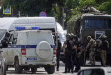 रूसी सुरक्षा बलों ने हिरासत केंद्र से दो बंधक कर्मियों को छुड़ाया, इस्लामी आतंकी समूह से जुड़े आरोपित ढेर