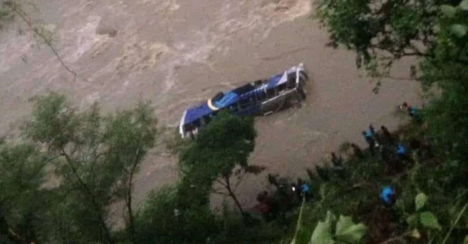 नेपाल : भूस्खलन की चपेट में आई दो बसें नदी में बही, 65 यात्री लापता